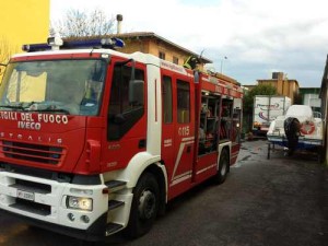 Incendio capannone via Adda