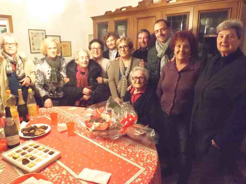 LA CENTENARIA ANGIOLINA BONGINI + FIGLIE, SINDACO E AMICHE