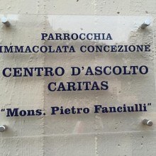 La targa del centro Caritas intitolato a mons. Pietro Fanciulli