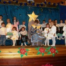 Bambini impegnati in una recita di Natale