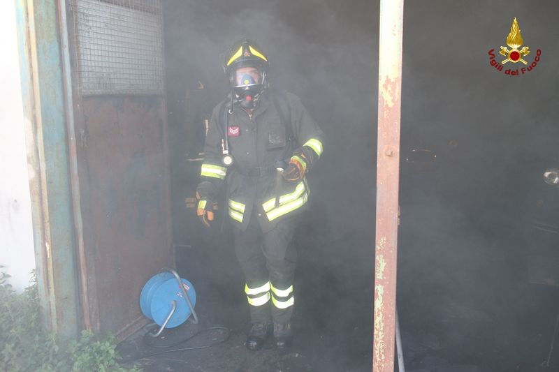 Incendio capannone via Ambra 2