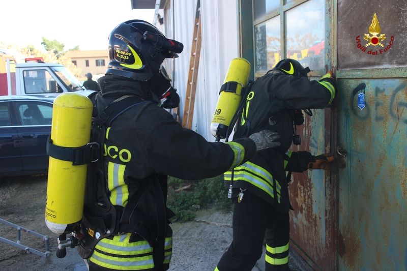 Incendio capannone via Ambra