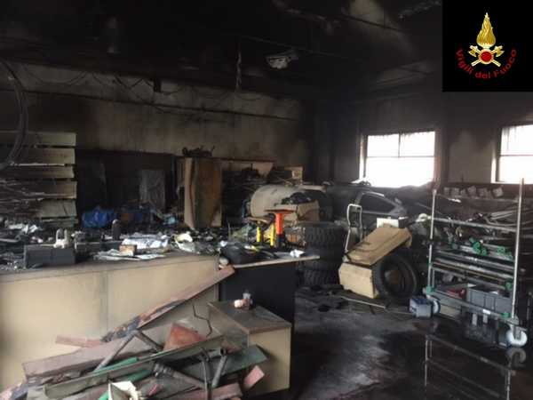 Incendio capannone via Cosano 3