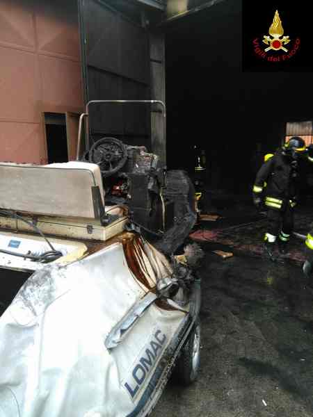 Incendio capannone via Cosano 3