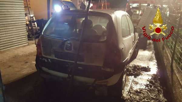 Incendio capannone pesce Follonica 2