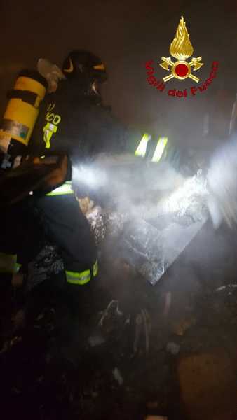 Incendio capannone pesce Follonica 4