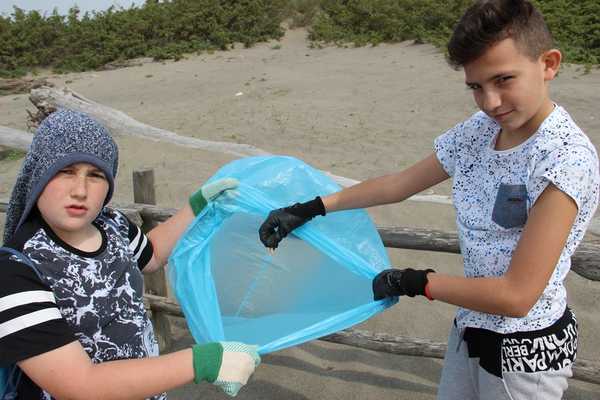 Pulizia studenti spiaggia Capalbio 2