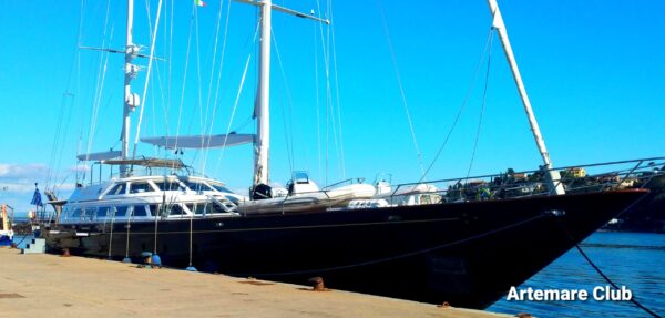 το maxi sailing yacht φτάνει στο Porto Santo Stefano