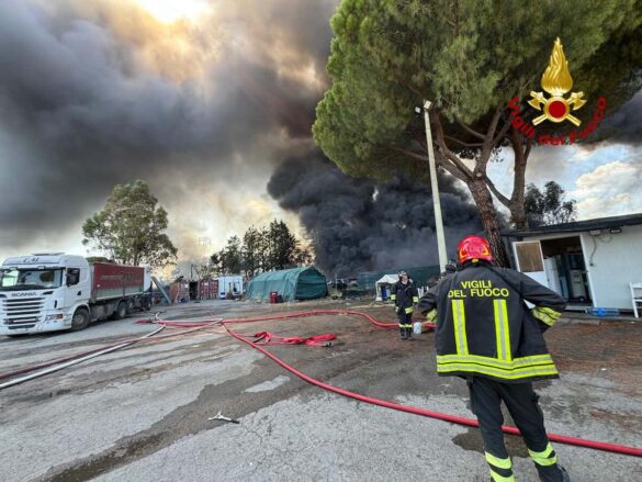 Incendio deposito auto via Aurelia Nord Grosseto